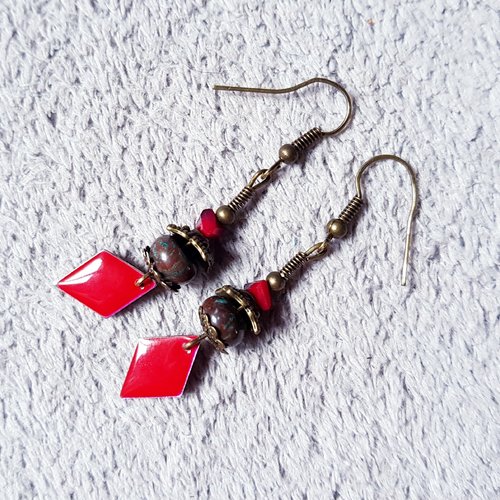 Boucle d'oreille losange émaillé rouge, perles en verre, coupelles, crochet en métal bronze