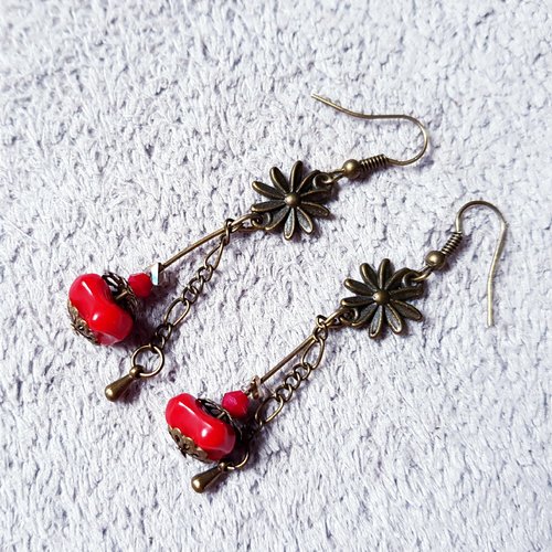 Boucle d'oreille fleurs, perles en acrylique et verre rouge, chaîne, tige, crochet en métal bronze