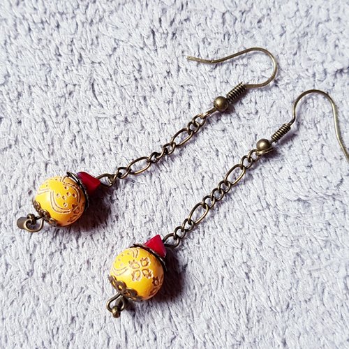 Boucle d'oreille perles en bois rouge, jaune moutarde, chaîne, crochet en métal bronze