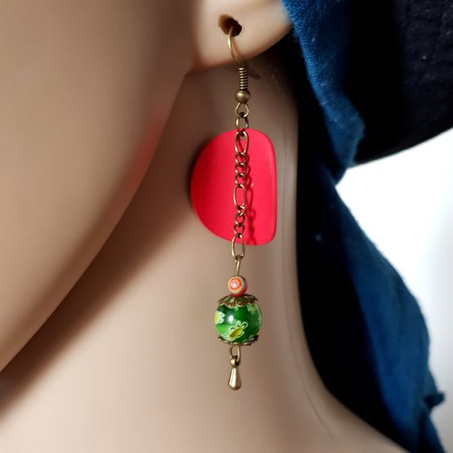 Boucle d'oreille rond courbé émaillé rouge mat, perles en verre verte, chaîne, crochet en métal bronze
