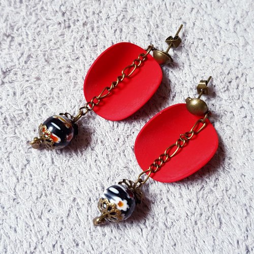Boucle d'oreille rond courbé émaillé rouge mat, perles en verre noir avec fleurs, chaîne, crochet en métal bronze