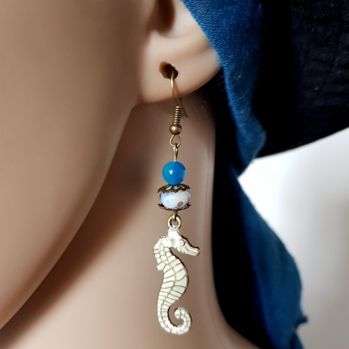 Boucle d'oreille  hippocampe émaillé blanc cassé, perles en verre bleu, blanc, crochet en métal bronze