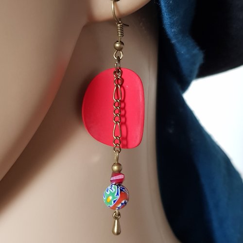 Boucle d'oreille rond courbé émaillé rouge mat, perles en verre, chaîne, crochet en métal bronze