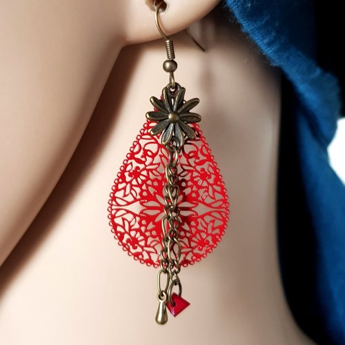 Boucle d'oreille fleurs, goutte ajouré en filigrane émaillé rouge, perles en verre, chaîne, crochet en métal bronze