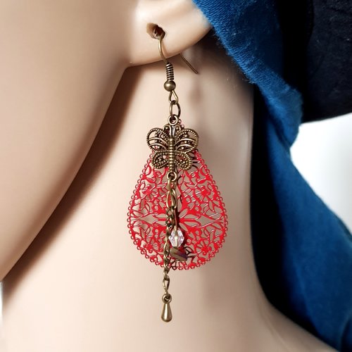 Boucle d'oreille papillon, goutte ajouré en filigrane émaillé rouge, perles en verre, chaîne, crochet en métal bronze