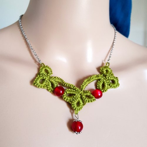 Collier fleur en coton vert, perles acrylique rouge, coupelles, fermoir, chaîne en métal argenté acier inoxydable argenté