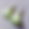 Boucle d'oreille pompon en tissue, vert clair, blanc à fleurs, crochet en métal acier inoxydable argenté