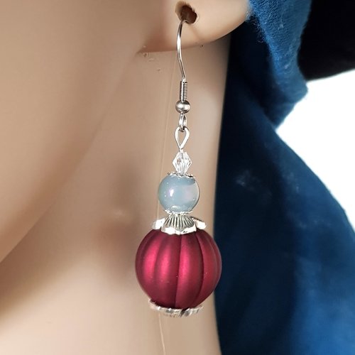 Boucle d'oreille perles verre bleu et acrylique rouge bordeaux, coupelles, crochet en métal acier inoxydable argenté