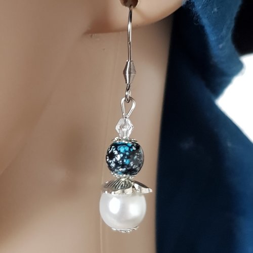 Boucle d'oreille perles verre bleu moucheté et acrylique blanc, coupelles, crochet en métal acier inoxydable argenté