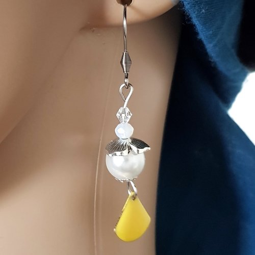 Boucle d'oreille triangle émaillé jaune, perles acrylique blanc, coupelles, crochet en métal acier inoxydable argenté