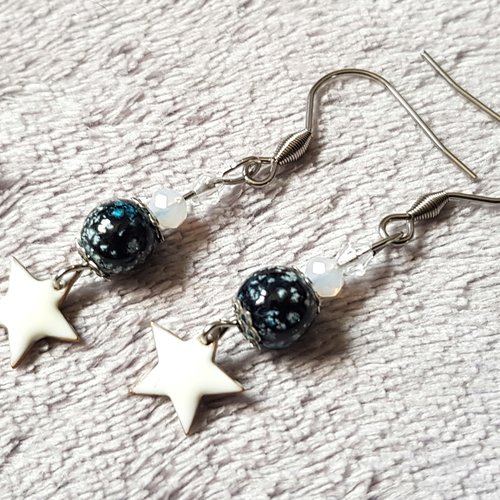 Boucle d'oreille étoile émaillé blanche, perles verre bleu noir, coupelles, crochet en métal acier inoxydable argenté