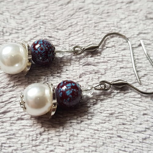 Boucle d'oreille perles bordeaux moucheté bleu et acrylique blanc, coupelles, crochet en métal acier inoxydable argenté