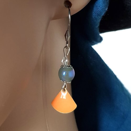 Boucle d'oreille triangle émaillé orange, perles verre bleu gris, coupelles, crochet en métal acier inoxydable argenté