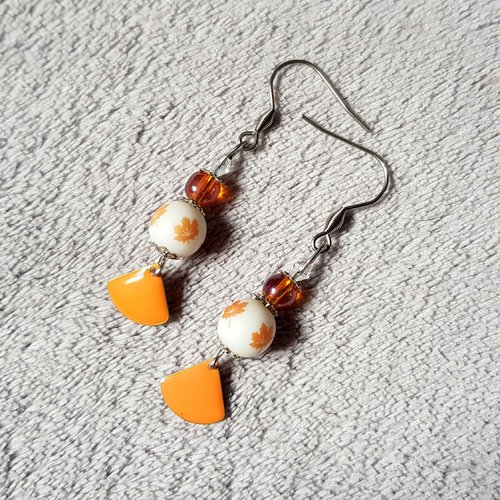 Boucle d'oreille triangle émaillé orange, perles verre blanche et orange coupelles, crochet en métal acier inoxydable argenté