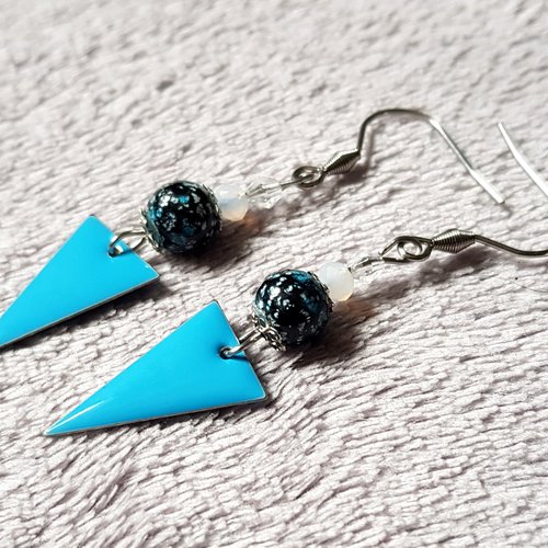 Boucle d'oreille triangle émaillé bleu, perles verre noir moucheté, coupelles, crochet en métal acier inoxydable argenté