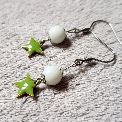 Boucle d'oreille étoile émaillé vert olive, perles verre blanche coupelles, crochet en métal acier inoxydable argenté