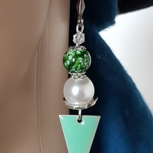 Boucle d'oreille triangle émaillé vert d'eau, perles verre vert moucheté, acrylique blanche, crochet en métal acier inoxydable argenté