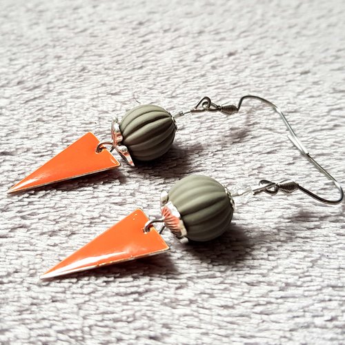 Boucle d'oreille triangle émaillé orange, perles acrylique grise, coupelles, crochet en métal acier inoxydable argenté
