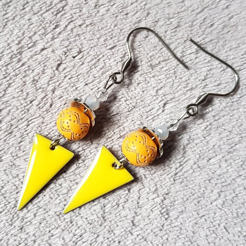 Boucle d'oreille triangle émaillé jaune, perles en bois moutarde, coupelles, crochet en métal acier inoxydable argenté