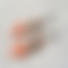 Boucle d'oreille triangle émaillé orange, perles acrylique blanche, coupelles, crochet en métal acier inoxydable argenté