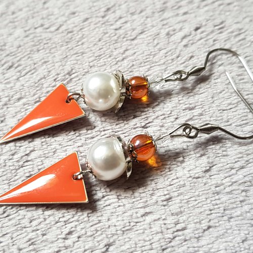 Boucle d'oreille triangle émaillé orange, perles acrylique blanche, coupelles, crochet en métal acier inoxydable argenté