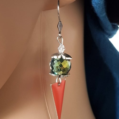 Boucle d'oreille triangle émaillé orange, perles en verre à facette transparente multicolore, métal acier inoxydable argenté