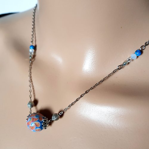 Collier perles en verre bleu, blanc,, fermoir, chaîne en métal acier inoxydable argenté