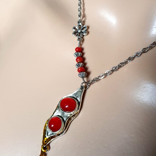 Collier pendentif avec cabochon rouge, perles en verre, fermoir, chaîne en métal acier inoxydable argenté