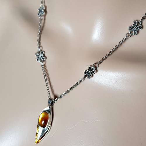 Collier pendentif avec cabochon orange, ambre, perles en verre, fermoir, chaîne en métal acier inoxydable argenté