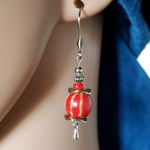Boucle d'oreille perles en terre cuite émaillé vieux rouge, orange coupelles, crochet en métal acier inoxydable argenté