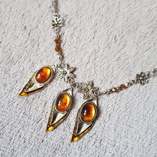 Collier pendentif avec cabochon orange, ambre, perles en verre, fermoir, chaîne en métal acier inoxydable argenté