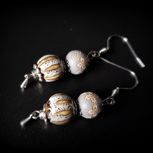 Boucle d'oreille perles en terre cuite émaillé beige, gris, blanc, en bois étoile, crochet en métal acier inoxydable argenté