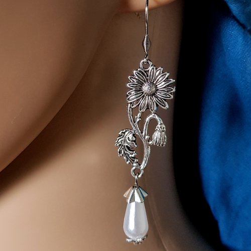 Boucle d'oreille fleurs, perles acrylique blanche coupelles, crochet en métal acier inoxydable argenté