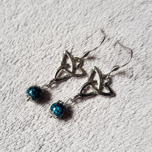 Boucle d'oreille nœud celtique, perles en verre bleu et noir, coupelles, crochet en métal acier inoxydable argenté