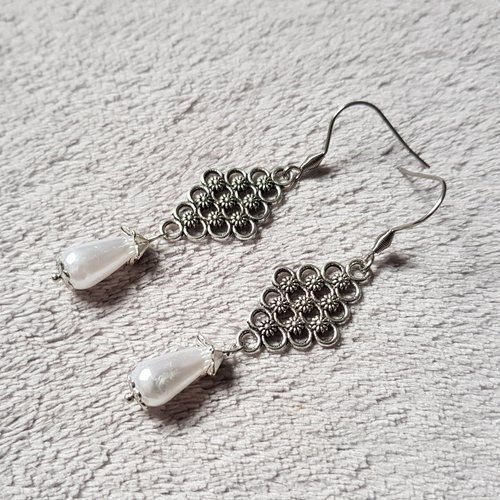 Boucle d'oreille losange fleurs, perles acrylique blanche, coupelles, crochet en métal acier inoxydable argenté