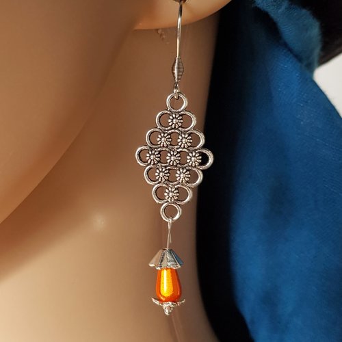 Boucle d'oreille losange fleurs, perles acrylique orange, coupelles, crochet en métal acier inoxydable argenté