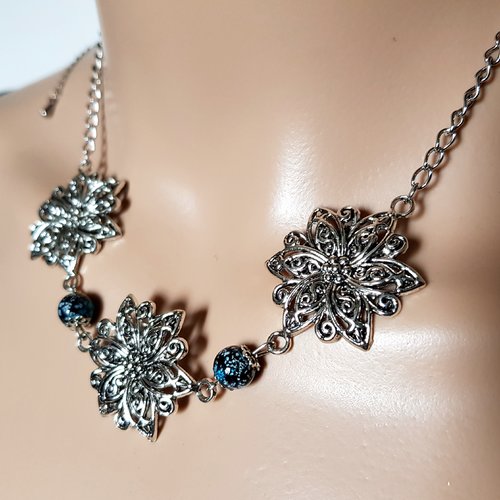 Collier pendentif fleurs, perles en verre bleu, noir fermoir, chaîne en métal acier inoxydable argenté
