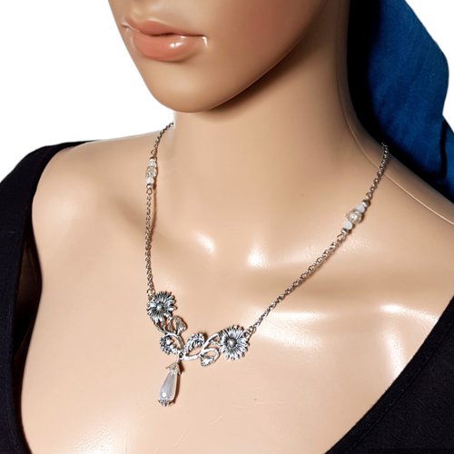 Collier pendentif fleurs, perles blanche, fermoir, chaîne en métal acier inoxydable argenté