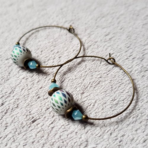Boucle d'oreille créole, perles en verre multicolore, blanc, bleu, métal bronze