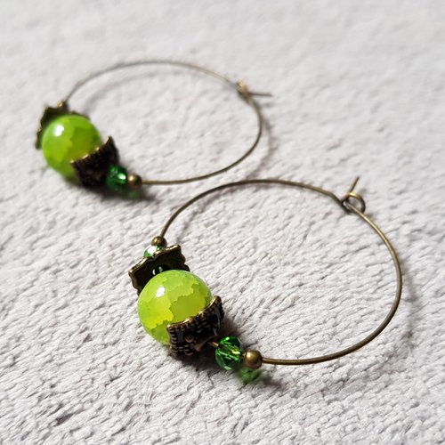 Boucle d'oreille créole, perles en verre vert clair  craqueler, métal bronze