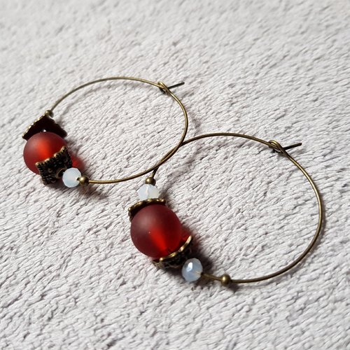 Boucle d'oreille créole, perles en verre givré opaque rouge, blanc, métal bronze