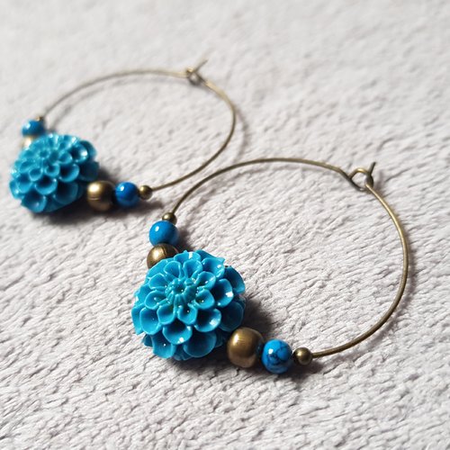 Boucle d'oreille créole, perles fleurs en acrylique bleu, métal bronze