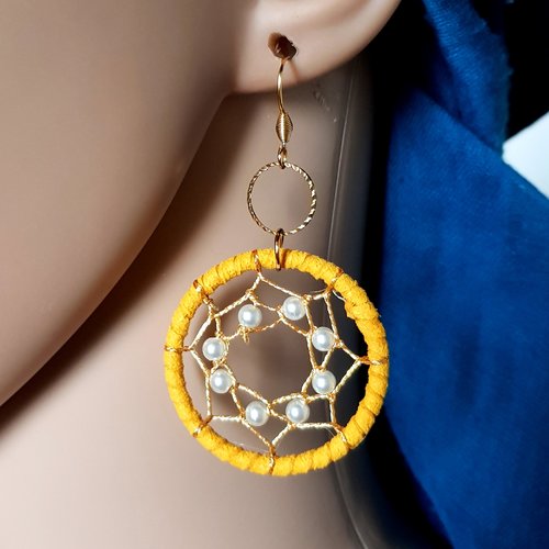 Boucle d'oreille perles en acrylique blanches, suédine jaune, fil doré, crochet en métal acier inoxydable doré