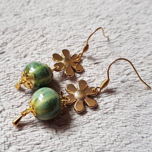 Boucle d'oreille, fleurs, perles en terre cuite émaillé vert clair, crochet en métal acier inoxydable doré
