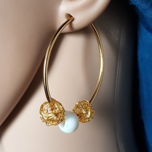 Boucle d'oreille créole ovale, perles en acrylique blanc avec points multicolore, métal acier inoxydable doré