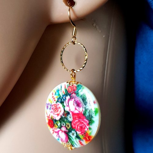 Boucle d'oreille, rond, perles en nacre fleurs multicolore, crochet en métal acier inoxydable doré