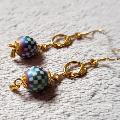 Boucle d'oreille, nœud, perles en verre blanc, multicolore, crochet en métal acier inoxydable doré