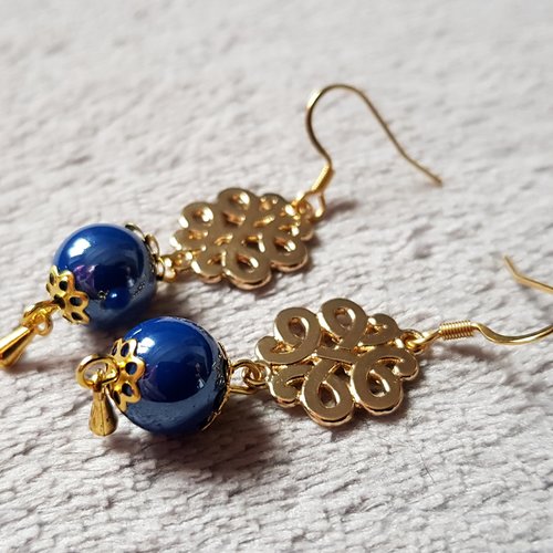 Boucle d'oreille, nœud celtique, perles en verre bleu, crochet en métal acier inoxydable doré