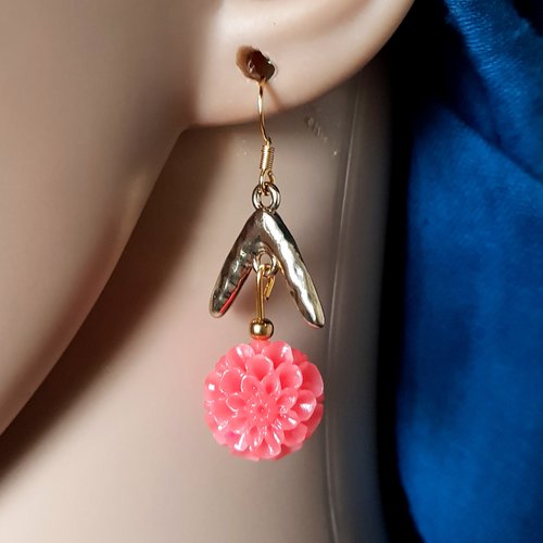 Boucle d'oreille, perles fleurs en acrylique rose, crochet en métal acier inoxydable doré