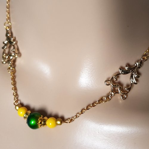 Collier perles en verre jaune, vert, fermoir, chaîne en métal acier inoxydable doré